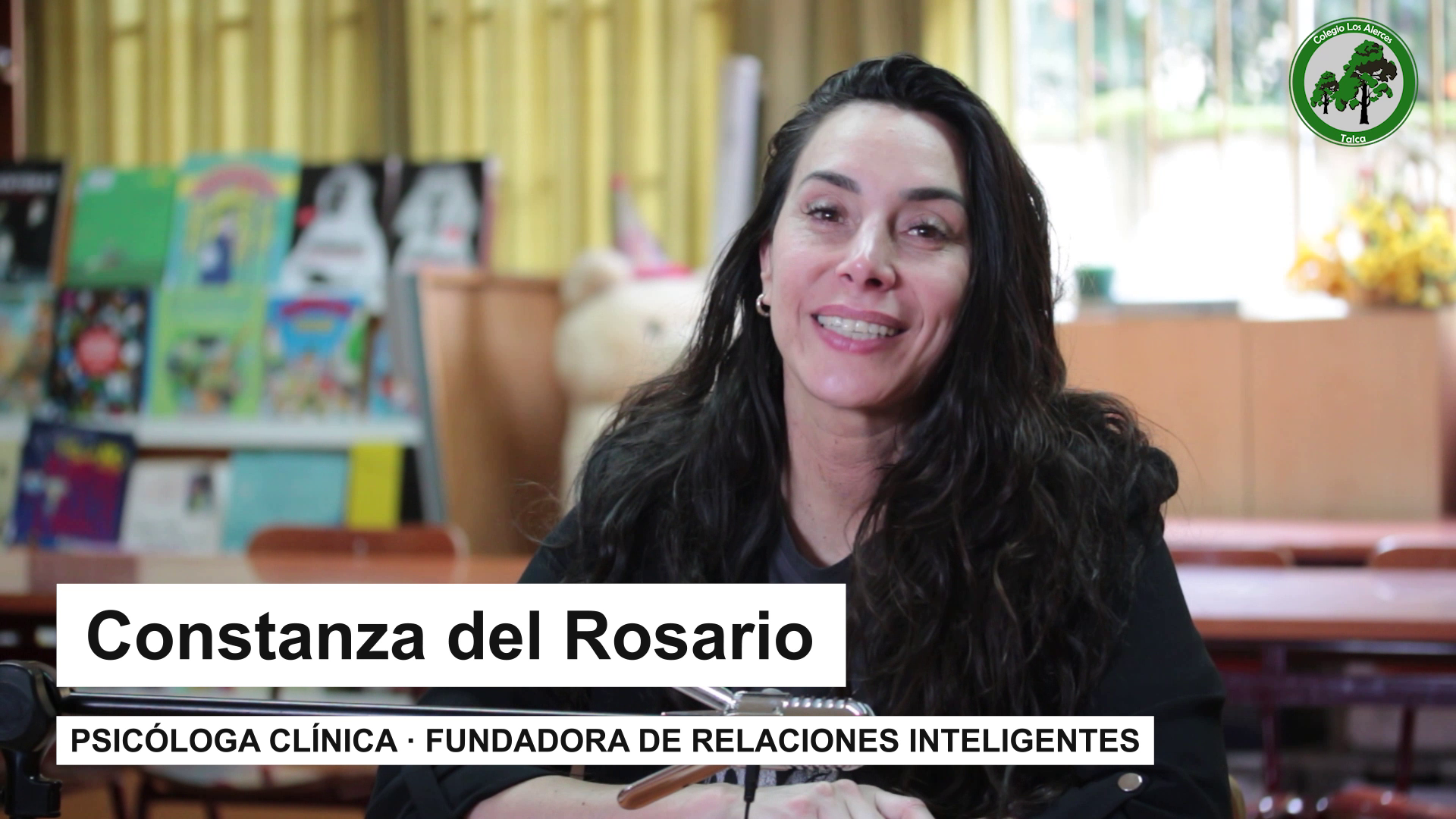 Psicóloga entrega charla sobre los cambios en la pubertad a estudiantes y apoderados.