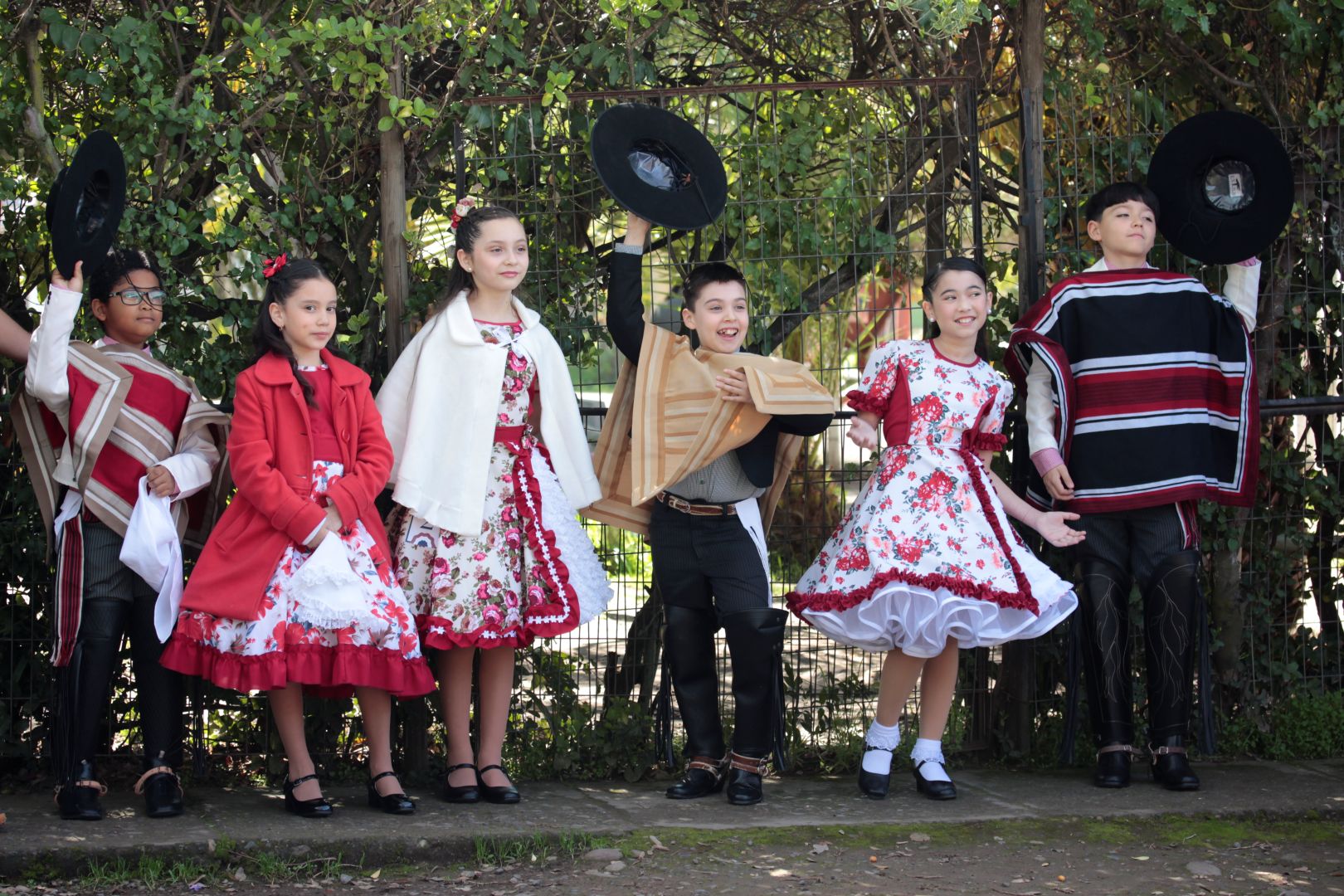 Estudiantes participan de concurso de cueca